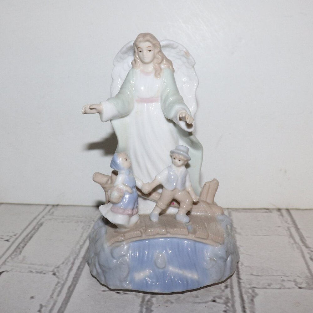 🎶 Sankyo Wind-Up Figurine · “Hark! The Herald Angels Sing” · 7"